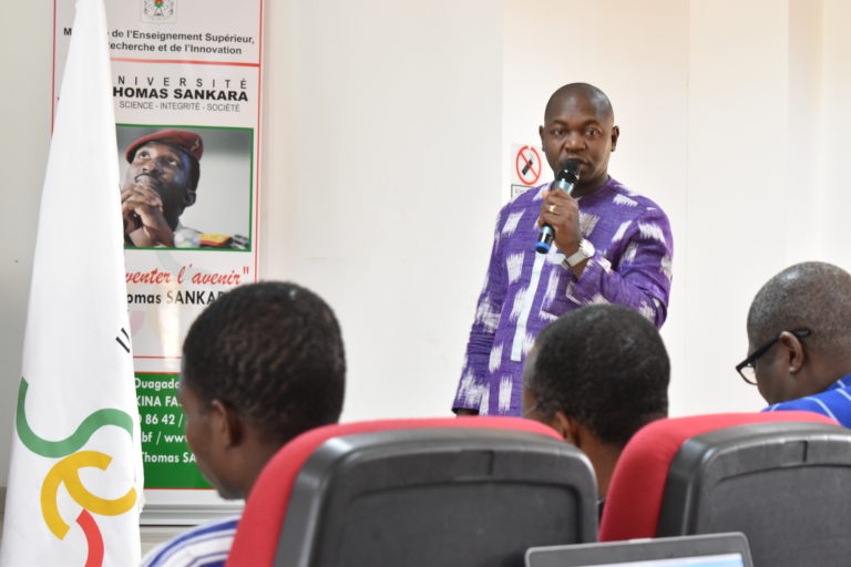 Le Directeur Général de la Maison de l'Entreprise du Burkina Faso, M. Karim OUATTARA présente le climat des affaires au Burkina Faso aux étudiants de l'Université Thomas SANKARA